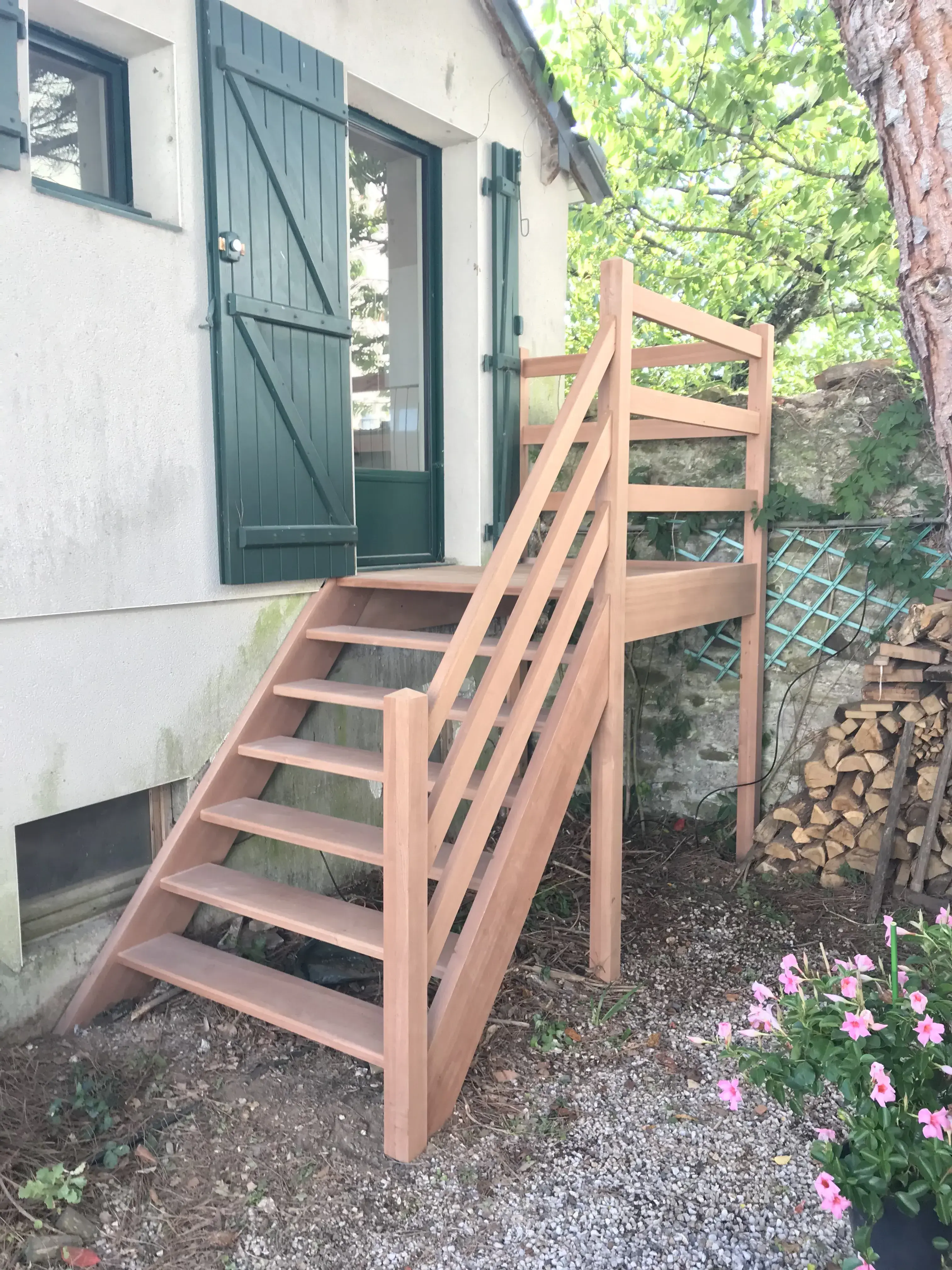 Escalier extérieur bois.